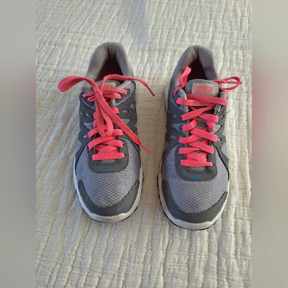 Nike Women's Athletic Shoes in Gray and Pink